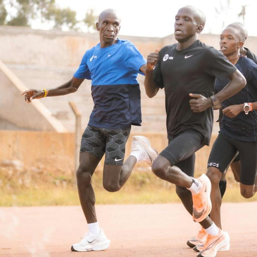 Ο Kipchoge σε ρόλο μέντορα λέει σε συναθλητή του να χαμηλώσει τον ρυθμό για να μην παρασύρει όλο το γκρουπ (Pics) runbeat.gr